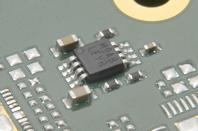 Power supply on carrier - Picture 4b: Example of a linear voltage regulator – Components on carrier board